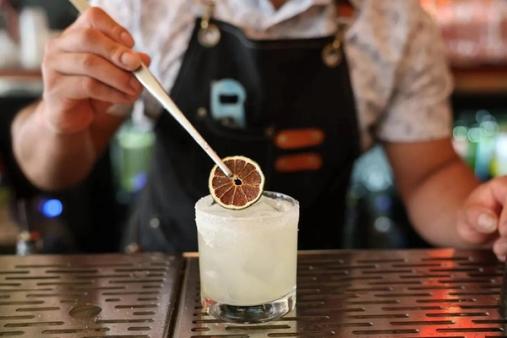 Signature Cocktails at Bay Area Weddings: What They Cost and What Works