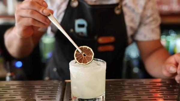 Signature Cocktails at Bay Area Weddings: What They Cost and What Works