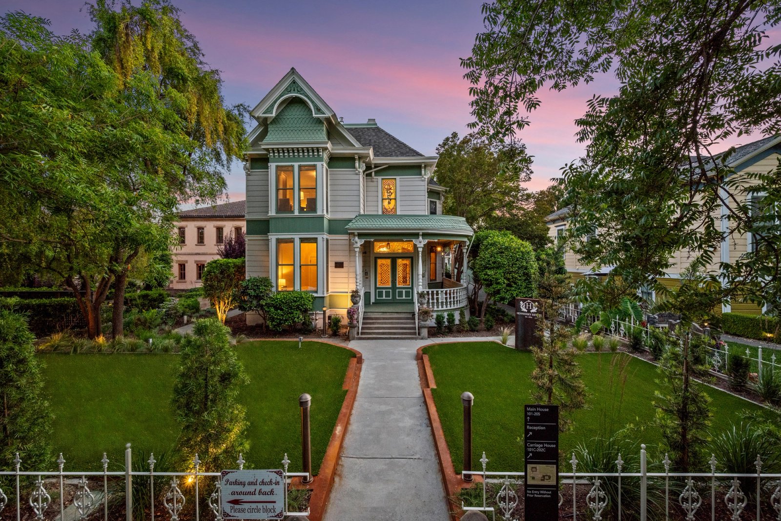 All-Inclusive vs. À La Carte Wedding Venues: Which Fits?