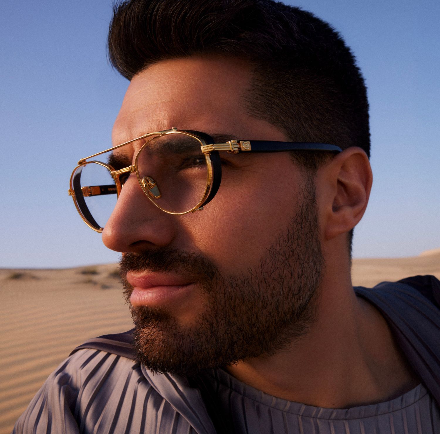 أبرز صيحات الأناقة: النظارات والعدسات اللاصقة الأساسية للعيد