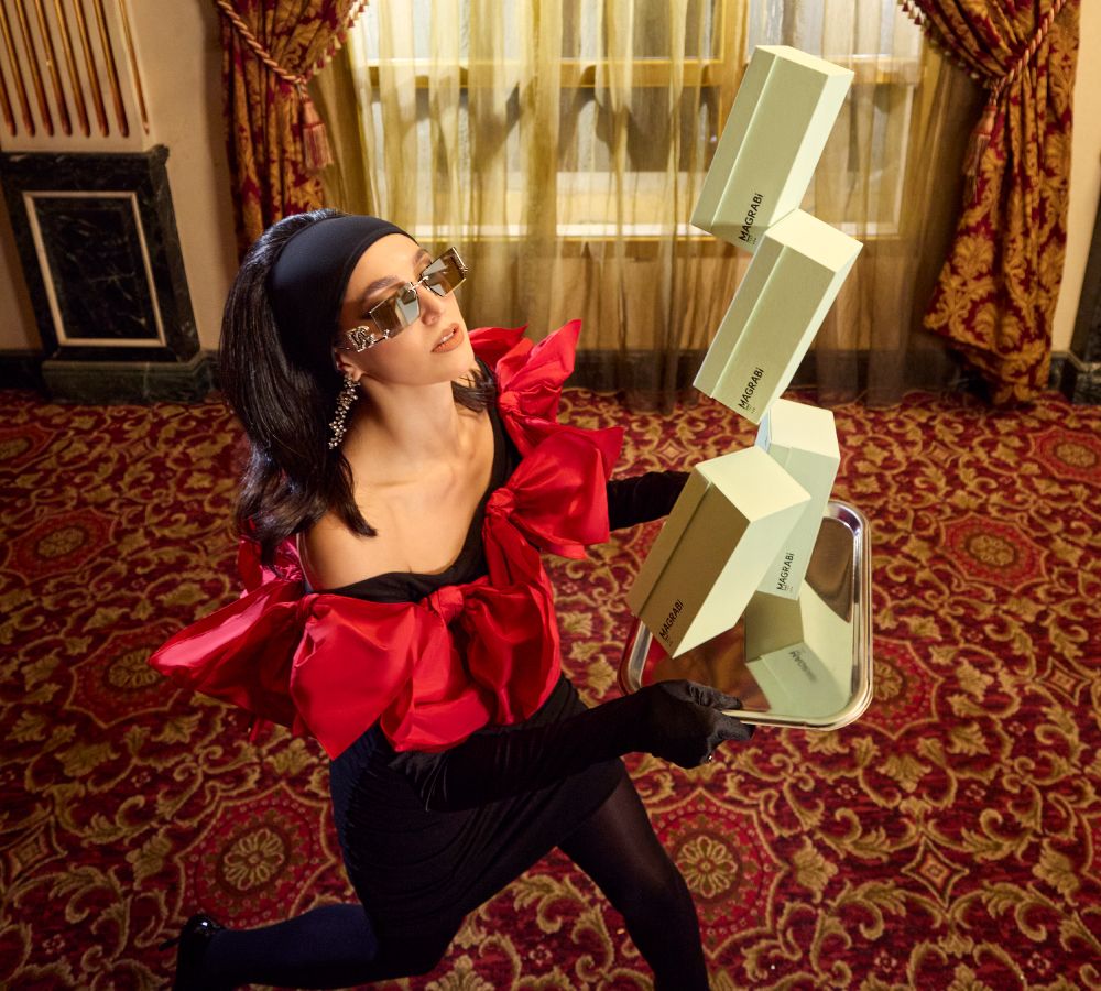 Give the Gift of Vision: Chic Eyewear Presents for the Holidays