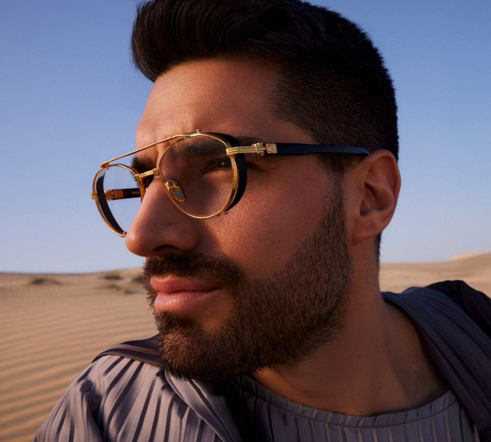 أبرز صيحات الأناقة: النظارات والعدسات اللاصقة الأساسية للعيد