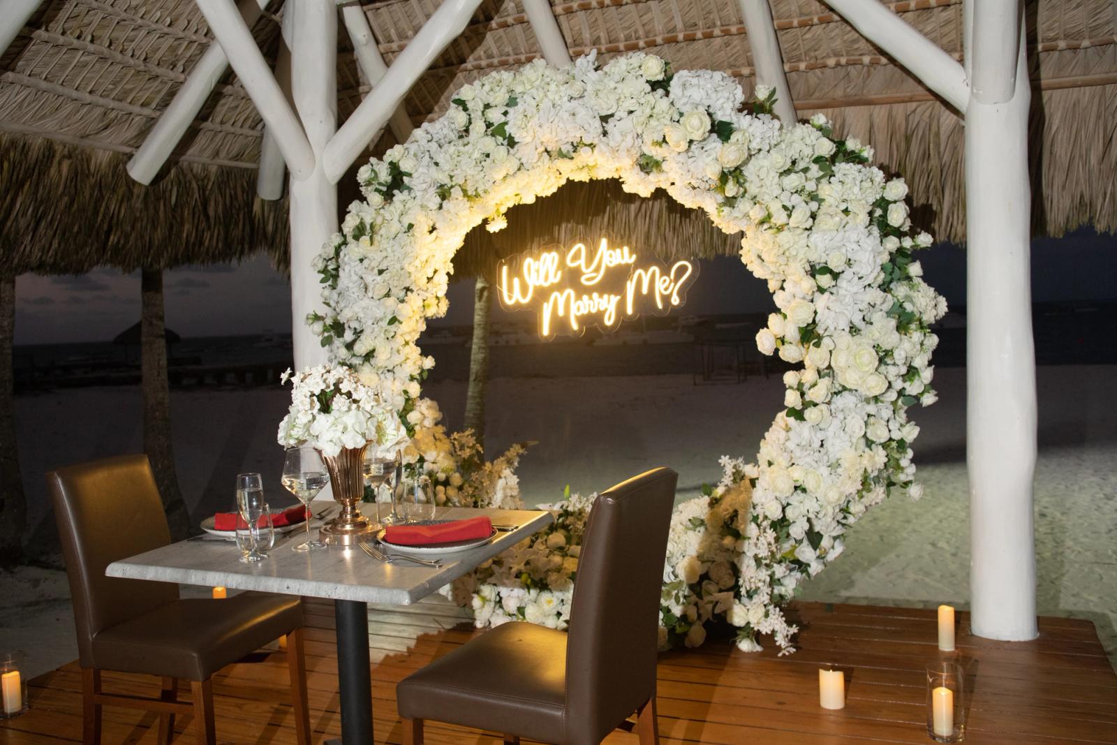 Romantic Dinner Marriage Proposal: detalhe da montagem 5 em uma praia privativa de Uvero Alto, Punta Cana. Romantic Dinner Marriage Proposal: detalhe da montagem 5 em uma praia privativa de Uvero Alto, Punta Cana.
