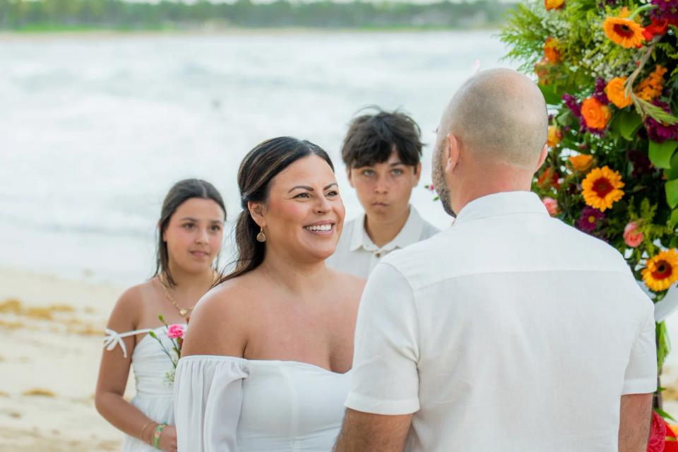 Mariée échangeant ses vœux lors d’un elopement tropical et coloré sur une plage de Punta Cana
