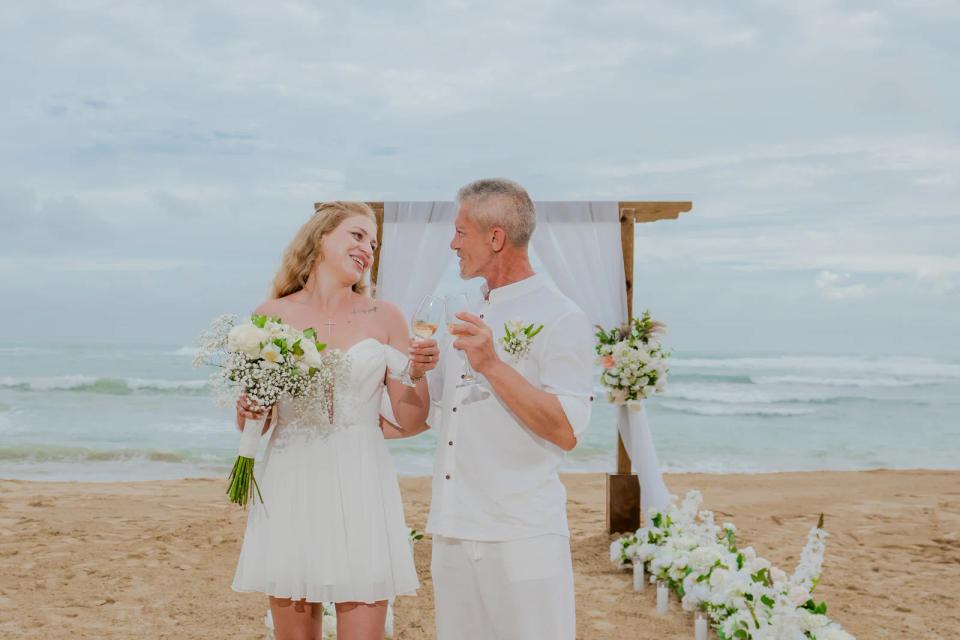 Couple trinquant au champagne après sa cérémonie d’elopement sur une plage de Punta Cana