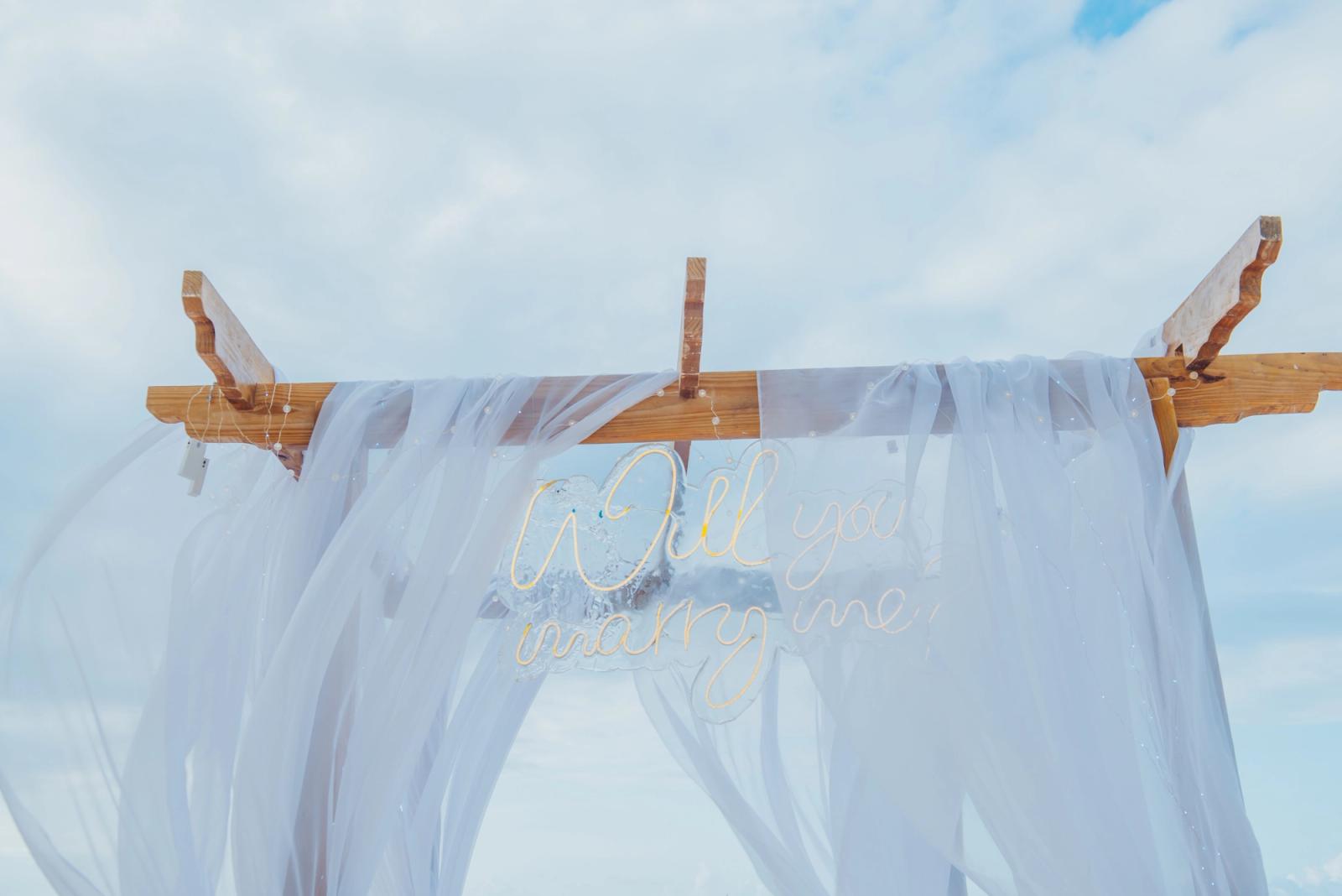 Una pareja comparte un momento inolvidable descalzos sobre la arena: detalle del montaje 15, Uvero Alto, Punta Cana. Una pareja comparte un momento inolvidable descalzos sobre la arena: detalle del montaje 15, Uvero Alto, Punta Cana.