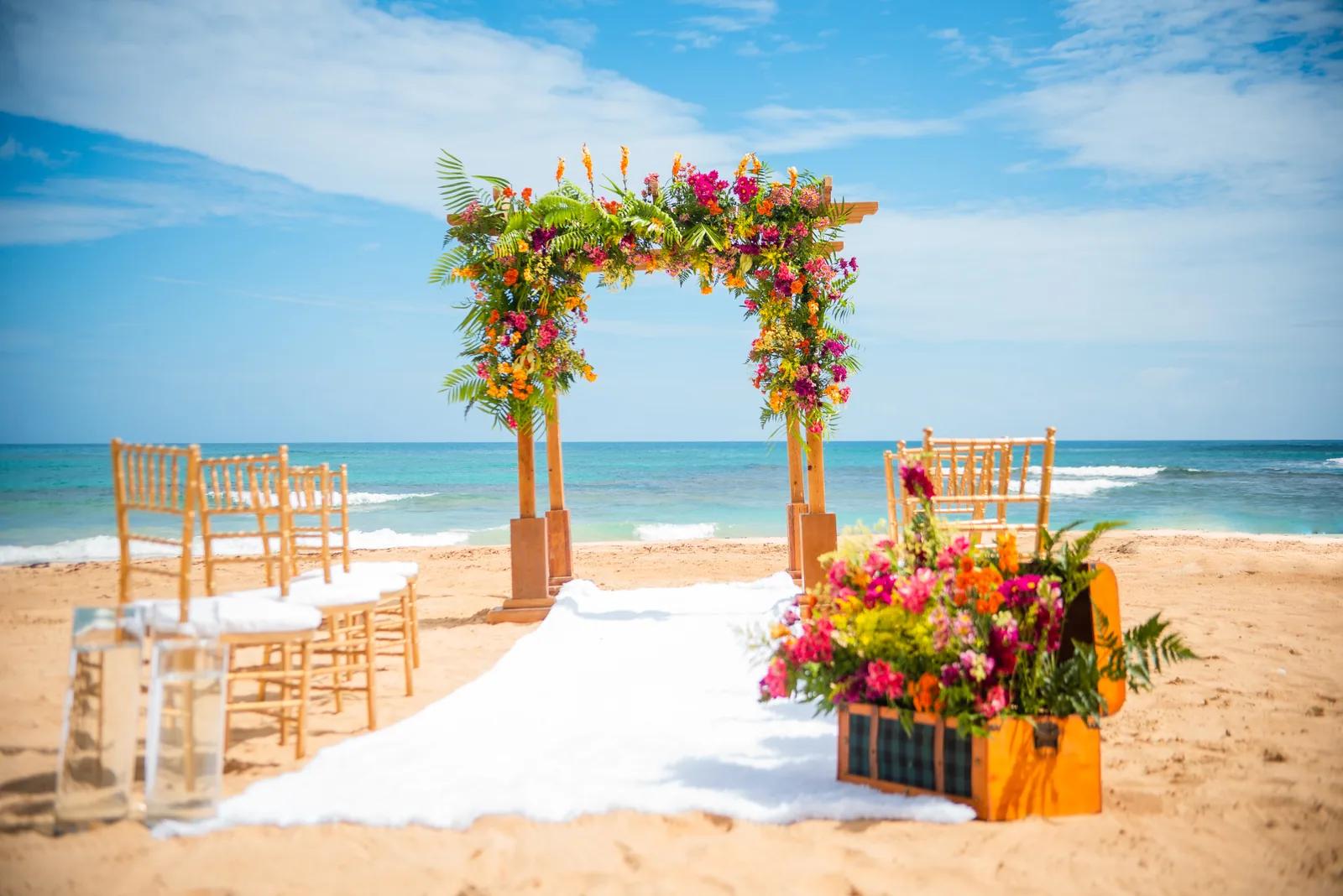 Dais de Mariage Tropical, décoration d’elopement à Punta Cana par Sertuin Events