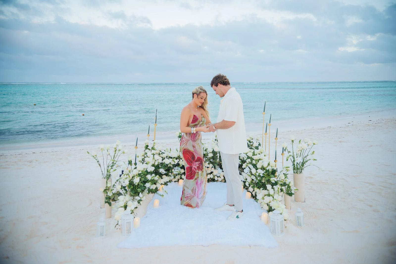 White Serenity: detalhe da montagem 17 em uma praia privativa de Uvero Alto, Punta Cana. White Serenity: detalhe da montagem 17 em uma praia privativa de Uvero Alto, Punta Cana.