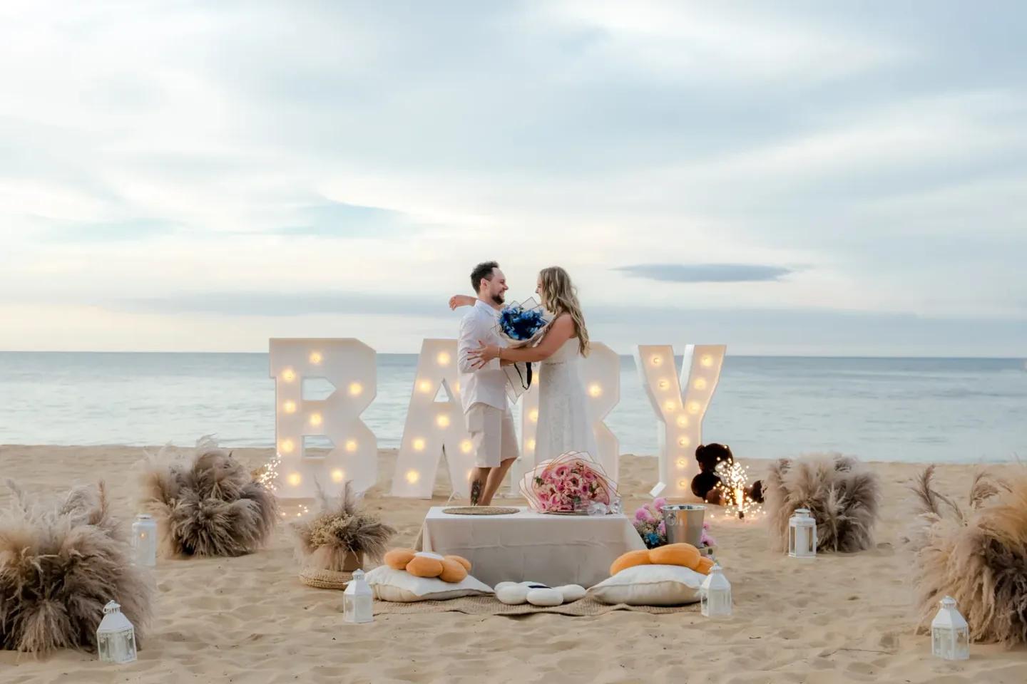 Installation de pique-nique en plein air sur la plage pour une révélation