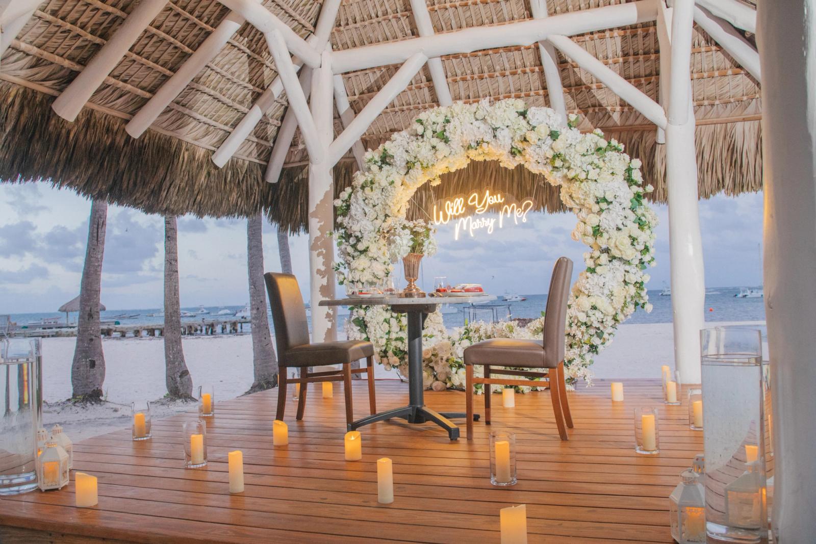 Romantic Dinner Marriage Proposal: detalhe da montagem 11 em uma praia privativa de Uvero Alto, Punta Cana. Romantic Dinner Marriage Proposal: detalhe da montagem 11 em uma praia privativa de Uvero Alto, Punta Cana.