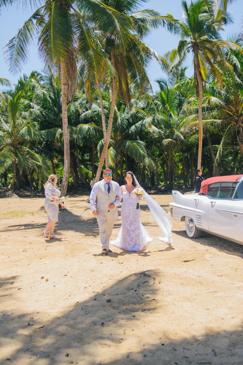Les mariés arrivant pour leur cérémonie intime sur une plage de Punta Cana