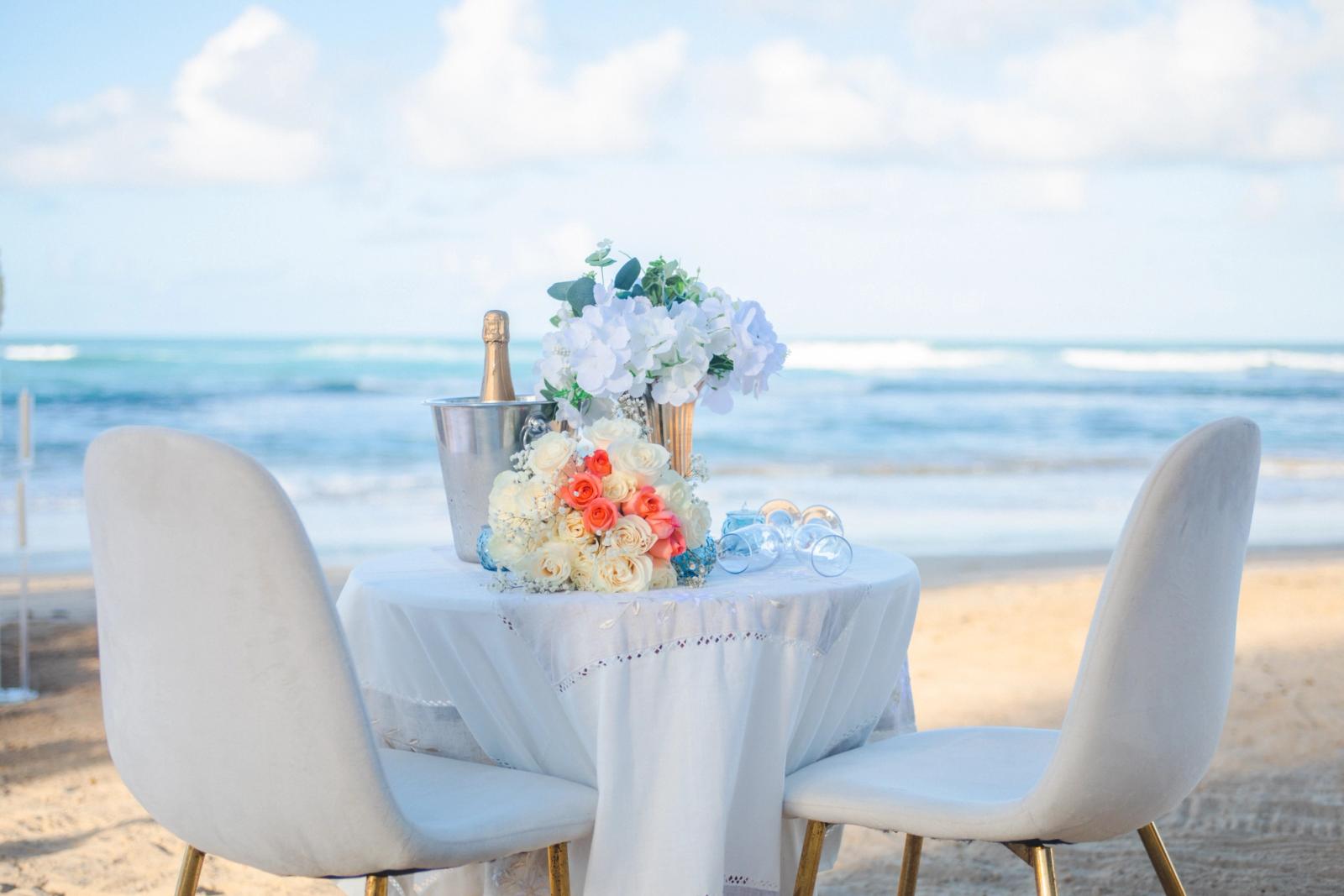 Amour by the Sea: detalhe da montagem 4 em uma praia privativa de Uvero Alto, Punta Cana. Amour by the Sea: detalhe da montagem 4 em uma praia privativa de Uvero Alto, Punta Cana.