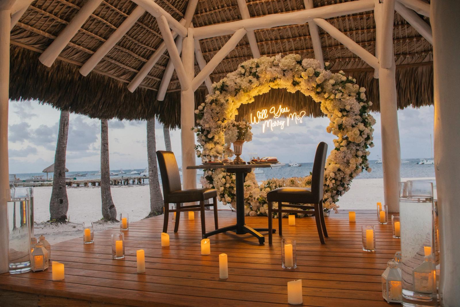Romantic Dinner Marriage Proposal: detalhe da montagem 13 em uma praia privativa de Uvero Alto, Punta Cana. Romantic Dinner Marriage Proposal: detalhe da montagem 13 em uma praia privativa de Uvero Alto, Punta Cana.