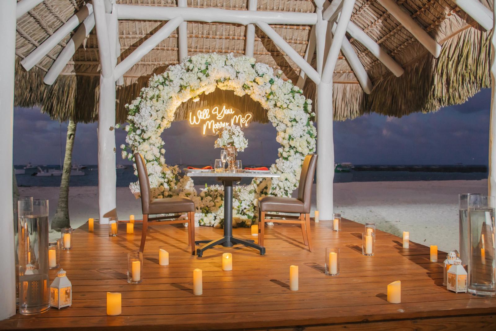 Romantic Dinner Marriage Proposal: detalhe da montagem 8 em uma praia privativa de Uvero Alto, Punta Cana. Romantic Dinner Marriage Proposal: detalhe da montagem 8 em uma praia privativa de Uvero Alto, Punta Cana.