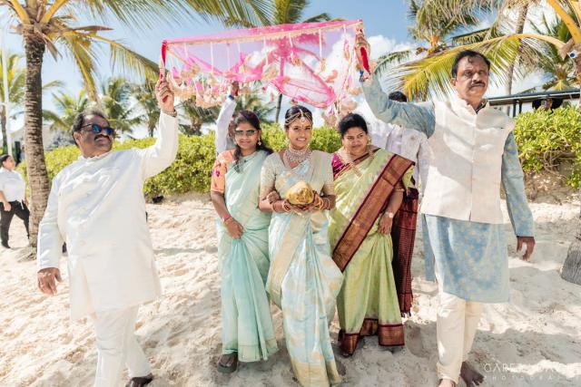 The bride arriving with family — Punta Cana