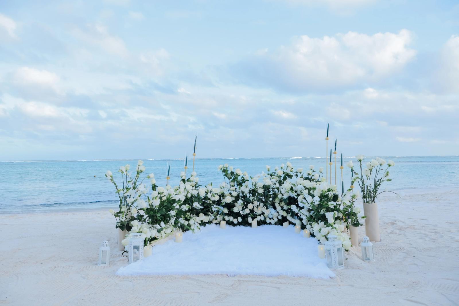 White Serenity: detalhe da montagem 3 em uma praia privativa de Uvero Alto, Punta Cana. White Serenity: detalhe da montagem 3 em uma praia privativa de Uvero Alto, Punta Cana.