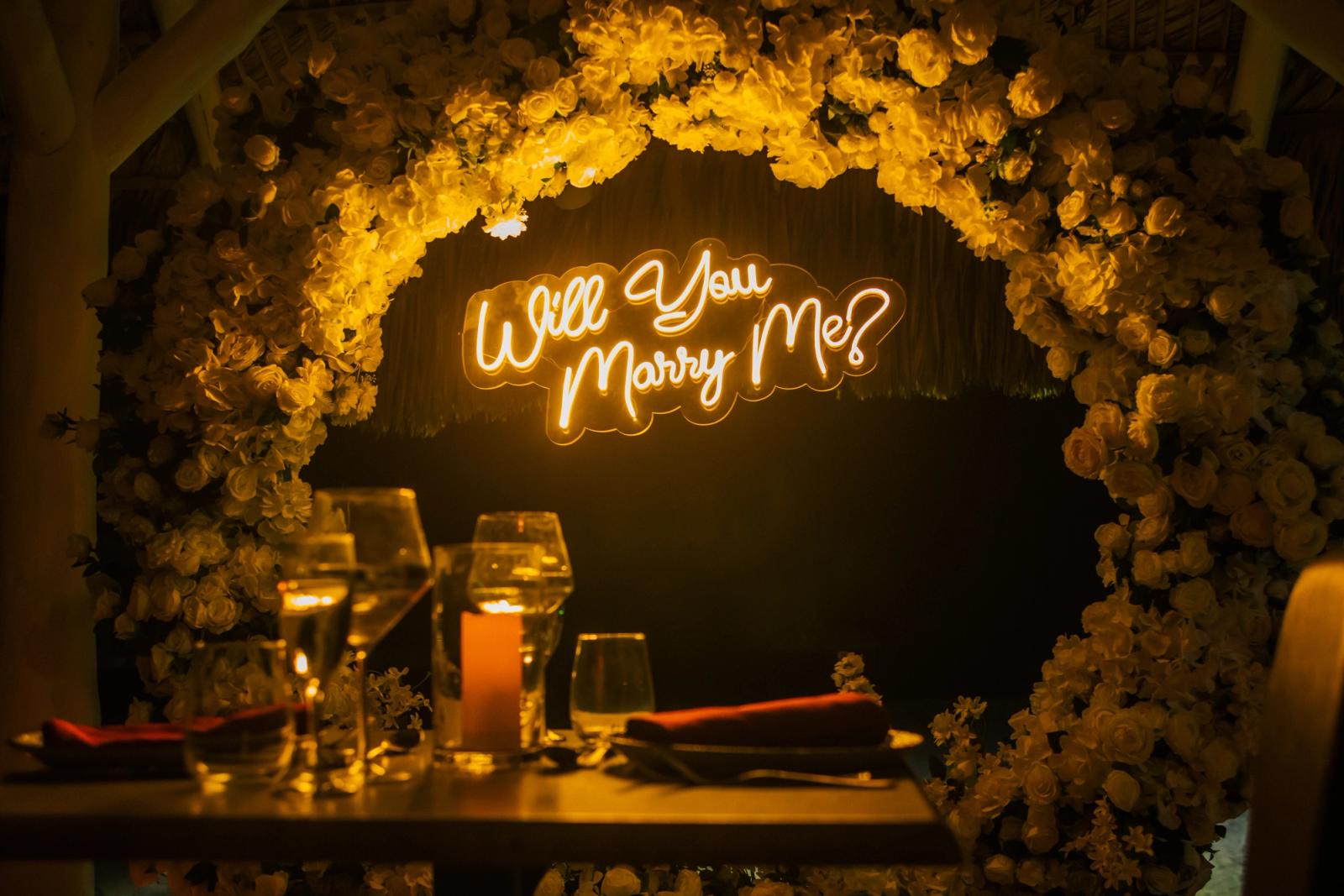 Romantic Dinner Marriage Proposal: detalhe da montagem 10 em uma praia privativa de Uvero Alto, Punta Cana. Romantic Dinner Marriage Proposal: detalhe da montagem 10 em uma praia privativa de Uvero Alto, Punta Cana.