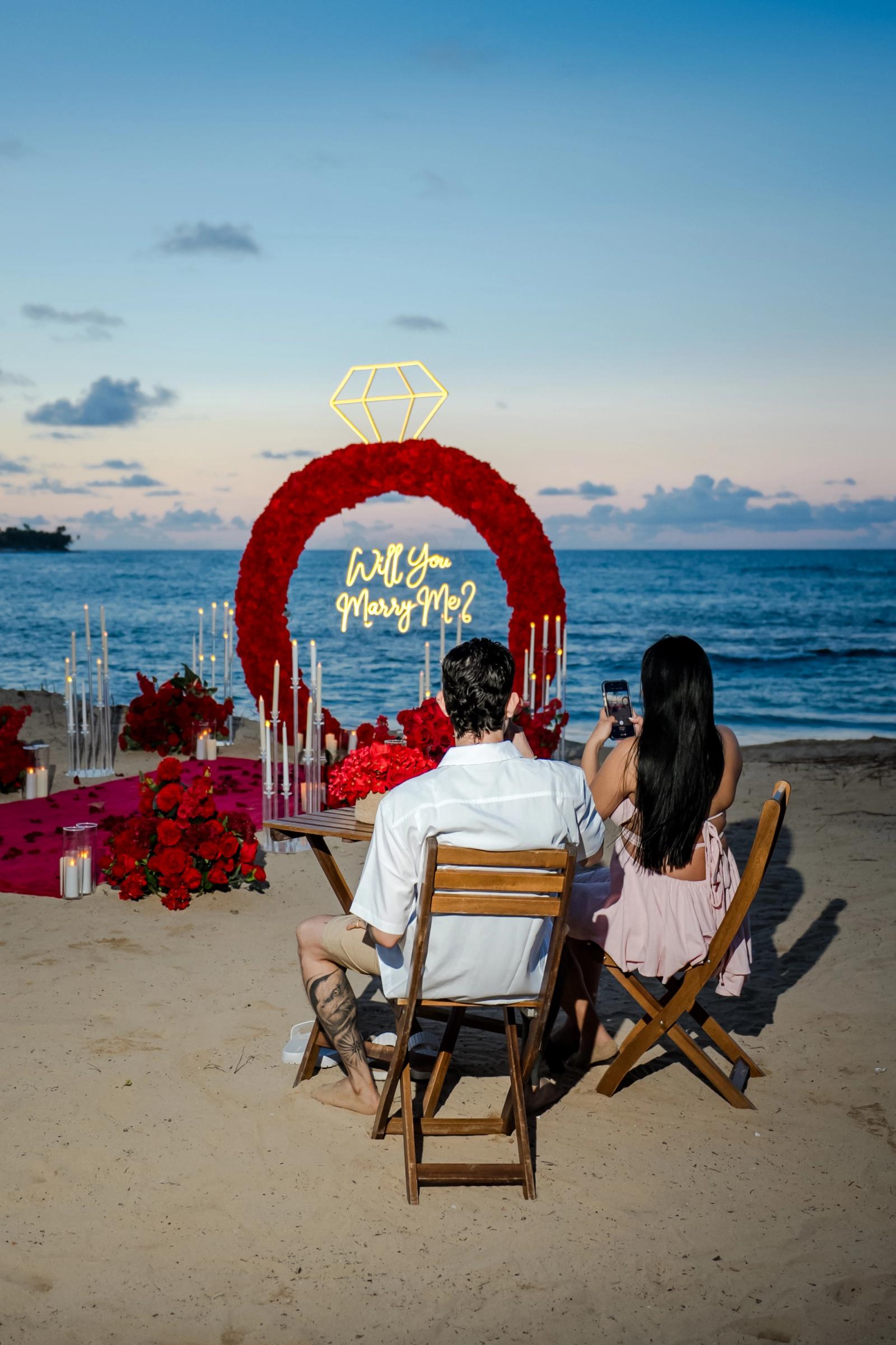Endless Love: Couple at the optional dinner table in front of the red ring. Endless Love: Couple at the optional dinner table in front of the red ring.