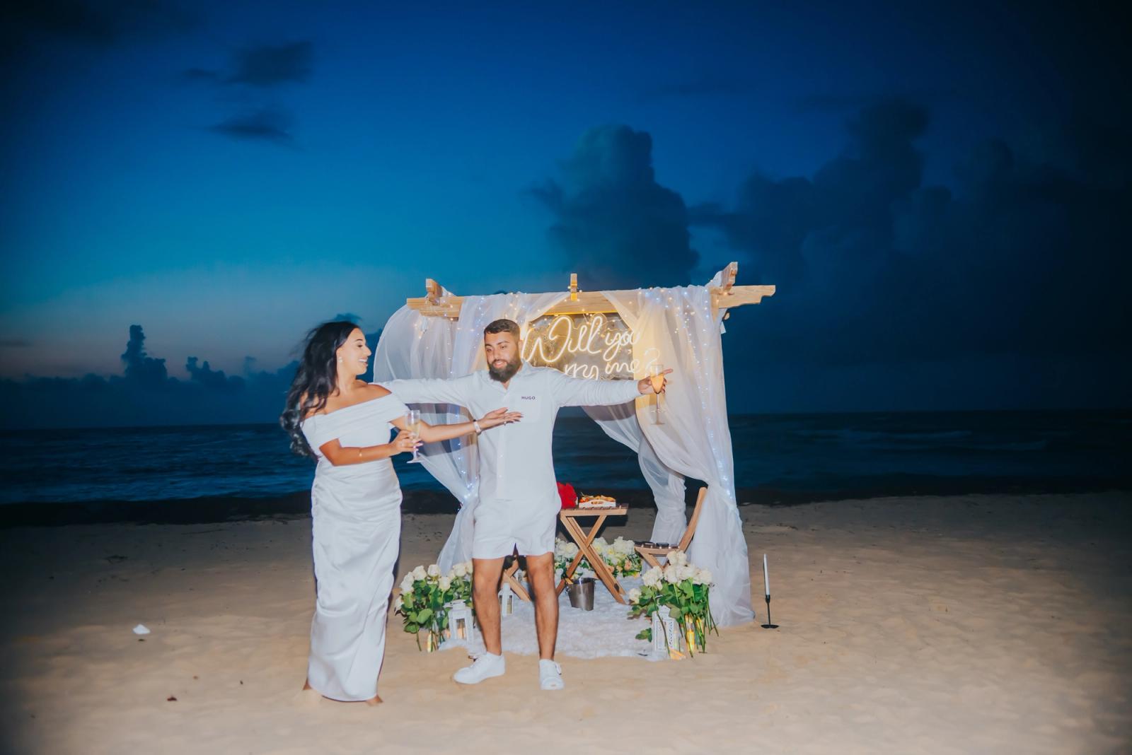 La luz del atardecer añade calidez a este emotivo “sí”: detalle del montaje 4, Uvero Alto, Punta Cana. La luz del atardecer añade calidez a este emotivo “sí”: detalle del montaje 4, Uvero Alto, Punta Cana.