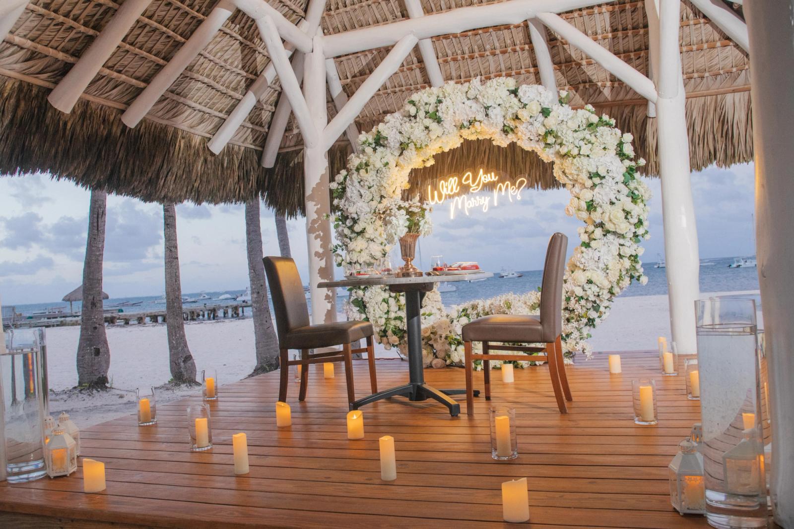 Romantic Dinner Marriage Proposal: detalhe da montagem 15 em uma praia privativa de Uvero Alto, Punta Cana. Romantic Dinner Marriage Proposal: detalhe da montagem 15 em uma praia privativa de Uvero Alto, Punta Cana.