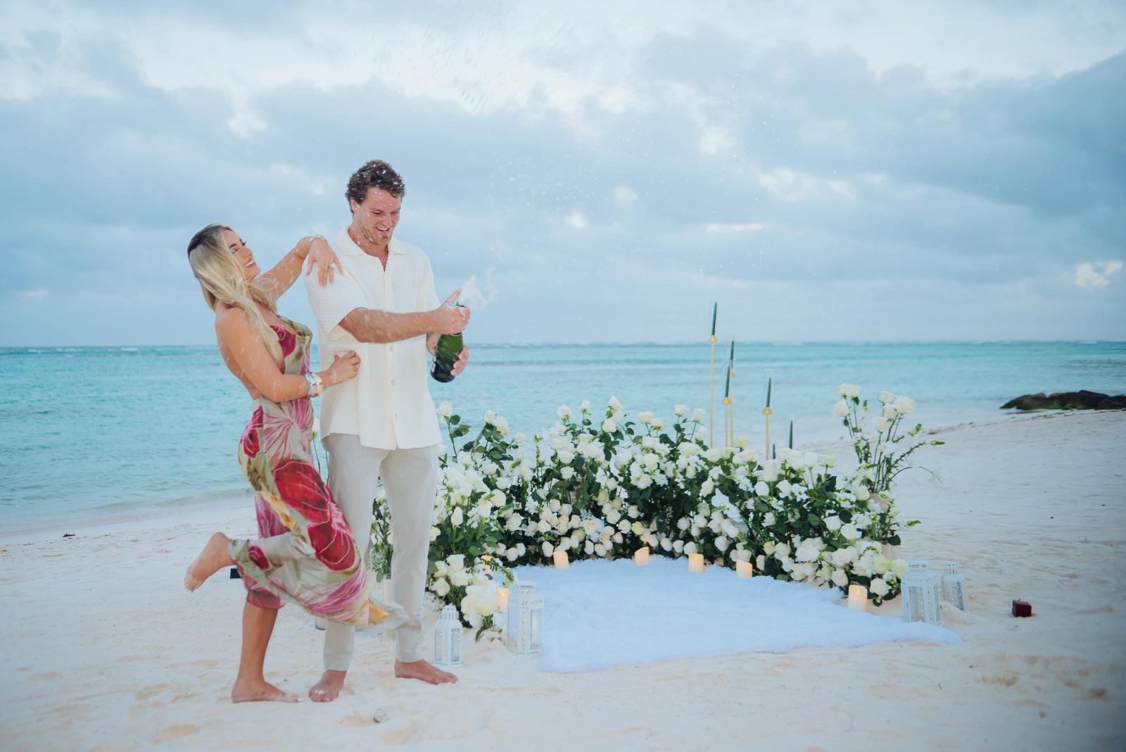 White Serenity: detalhe da montagem 19 em uma praia privativa de Uvero Alto, Punta Cana. White Serenity: detalhe da montagem 19 em uma praia privativa de Uvero Alto, Punta Cana.