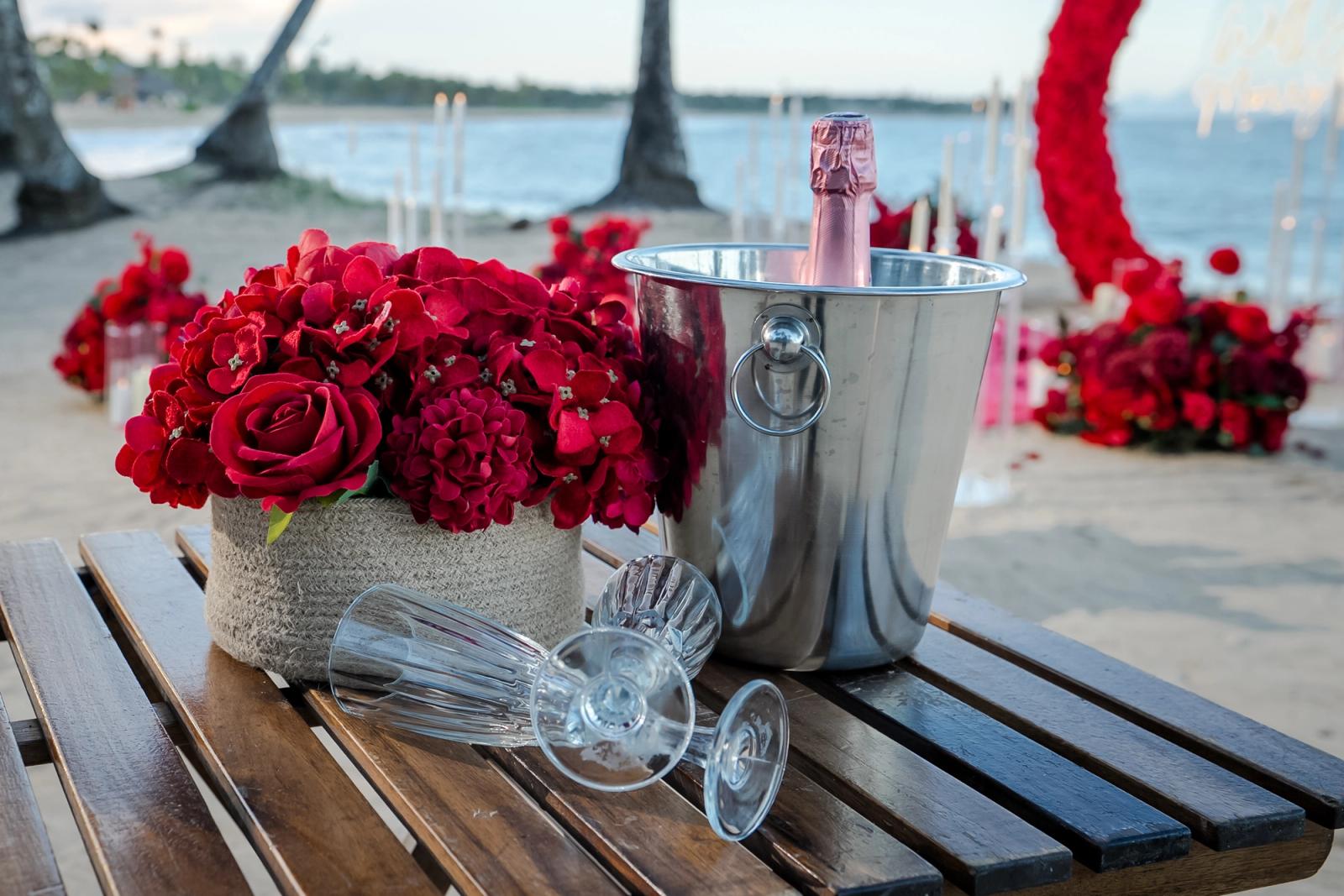 Endless Love: Red flowers and glasses on the optional private dinner table. Endless Love: Red flowers and glasses on the optional private dinner table.