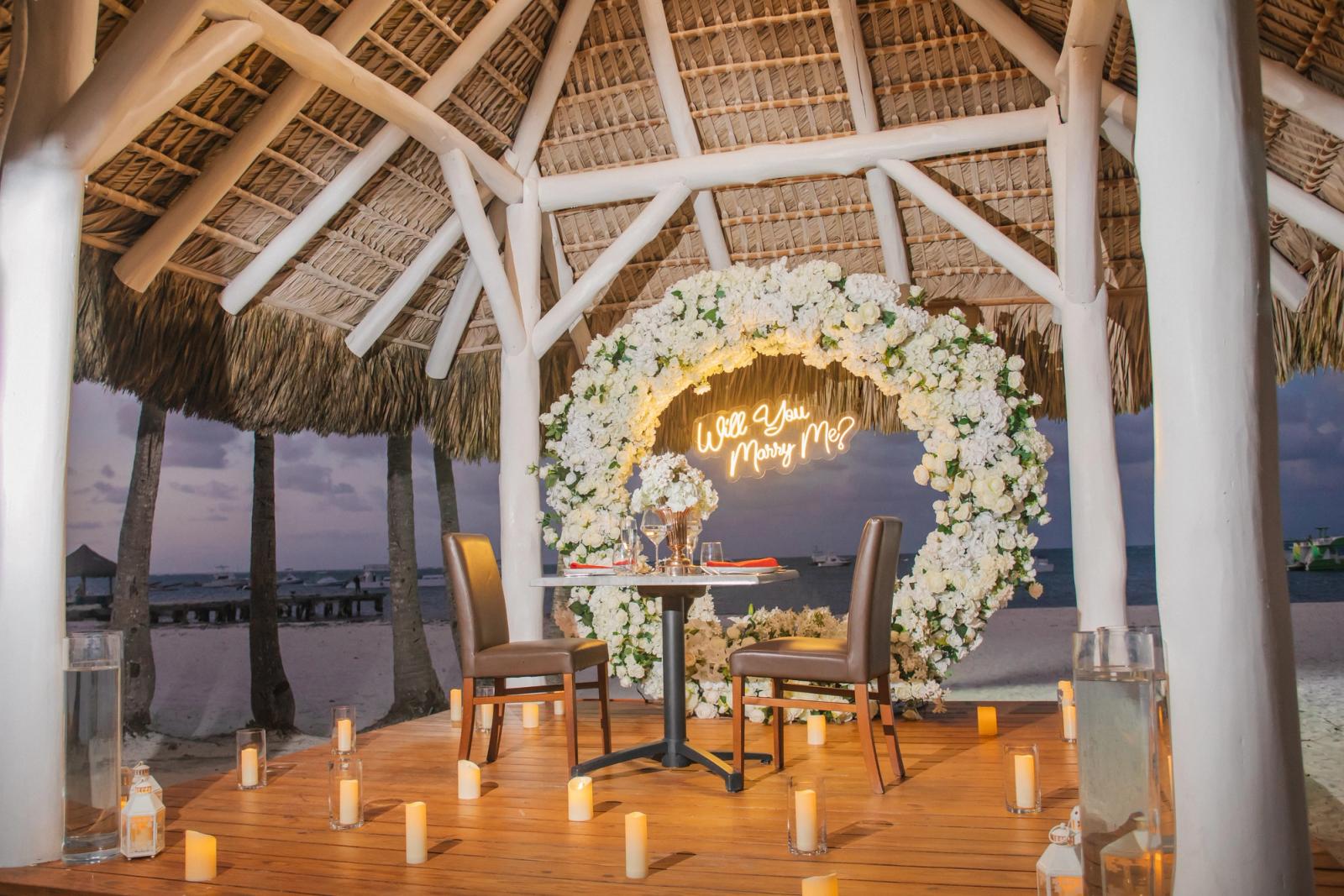 Romantic Dinner Marriage Proposal: detalhe da montagem 6 em uma praia privativa de Uvero Alto, Punta Cana. Romantic Dinner Marriage Proposal: detalhe da montagem 6 em uma praia privativa de Uvero Alto, Punta Cana.