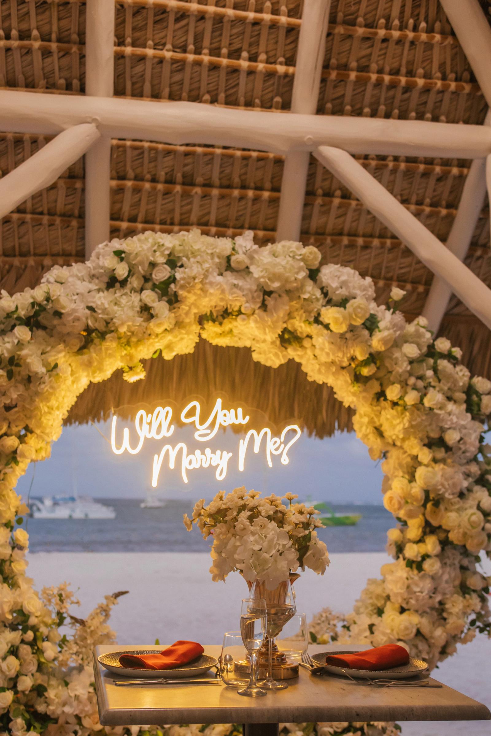 Romantic Dinner Marriage Proposal: detalhe da montagem 7 em uma praia privativa de Uvero Alto, Punta Cana. Romantic Dinner Marriage Proposal: detalhe da montagem 7 em uma praia privativa de Uvero Alto, Punta Cana.