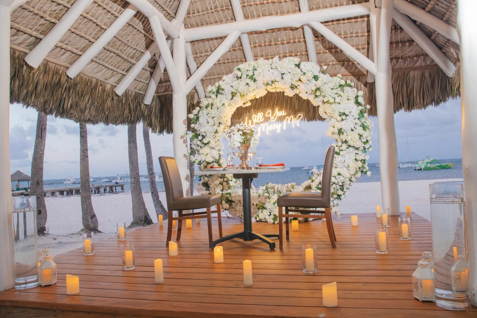 Romantic Dinner Marriage Proposal: detalhe da montagem 12 em uma praia privativa de Uvero Alto, Punta Cana. Romantic Dinner Marriage Proposal: detalhe da montagem 12 em uma praia privativa de Uvero Alto, Punta Cana.
