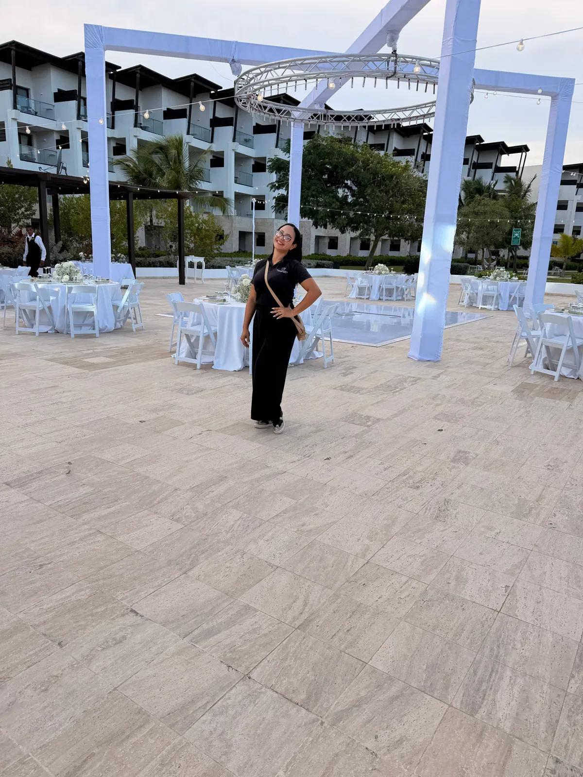 Grecia Mejía près de l’installation d’une cérémonie de mariage en plein air dans un resort