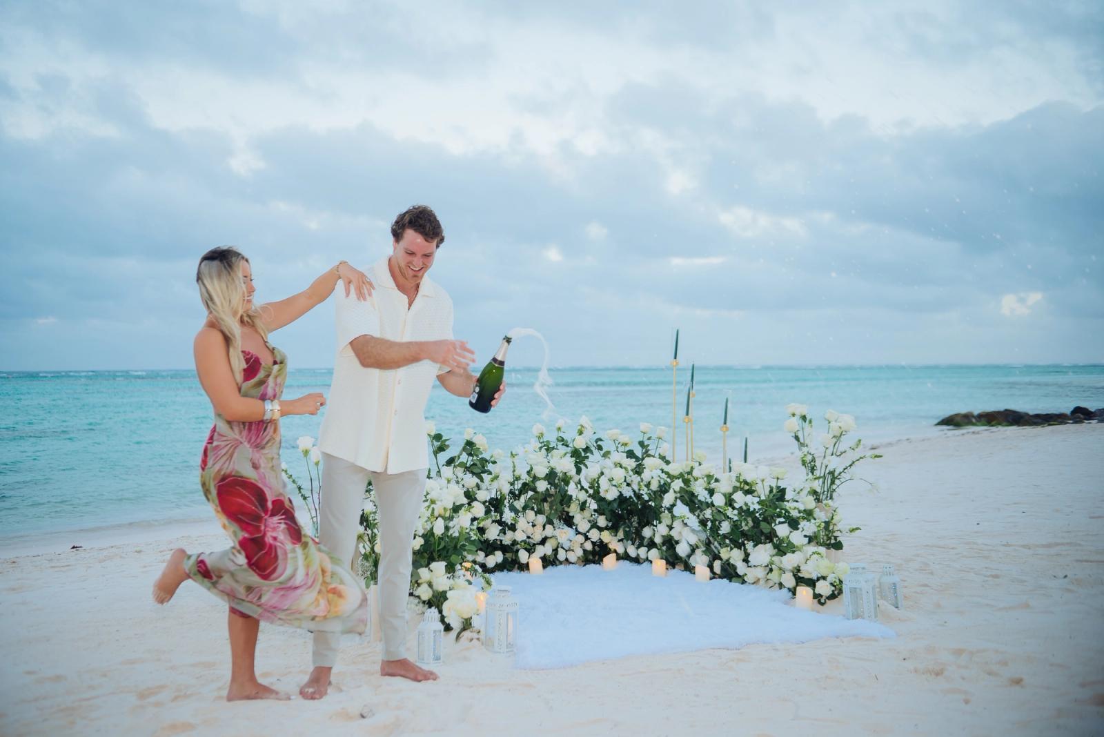 White Serenity: detalhe da montagem 13 em uma praia privativa de Uvero Alto, Punta Cana. White Serenity: detalhe da montagem 13 em uma praia privativa de Uvero Alto, Punta Cana.
