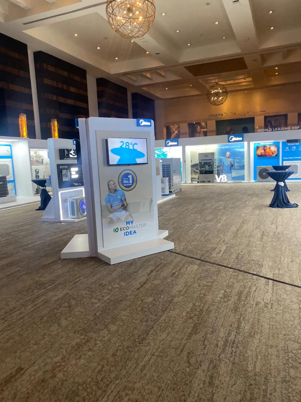 Estandes instalados em um salão antes de um evento corporativo