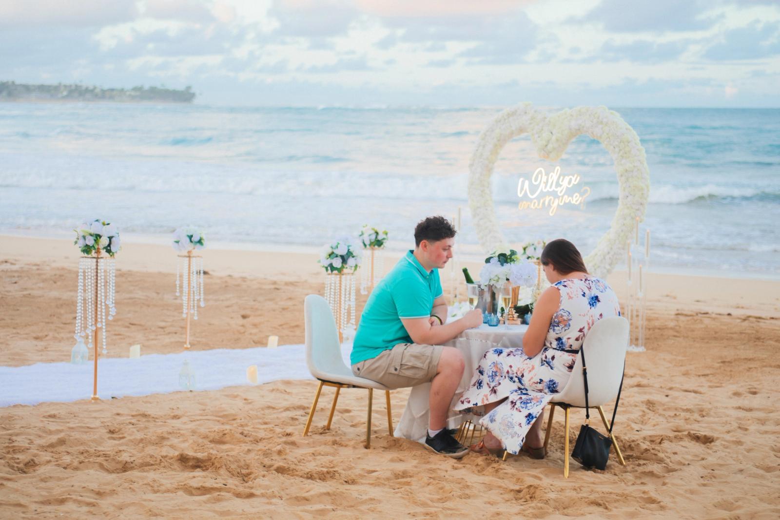 Amour by the Sea: detalhe da montagem 3 em uma praia privativa de Uvero Alto, Punta Cana. Amour by the Sea: detalhe da montagem 3 em uma praia privativa de Uvero Alto, Punta Cana.