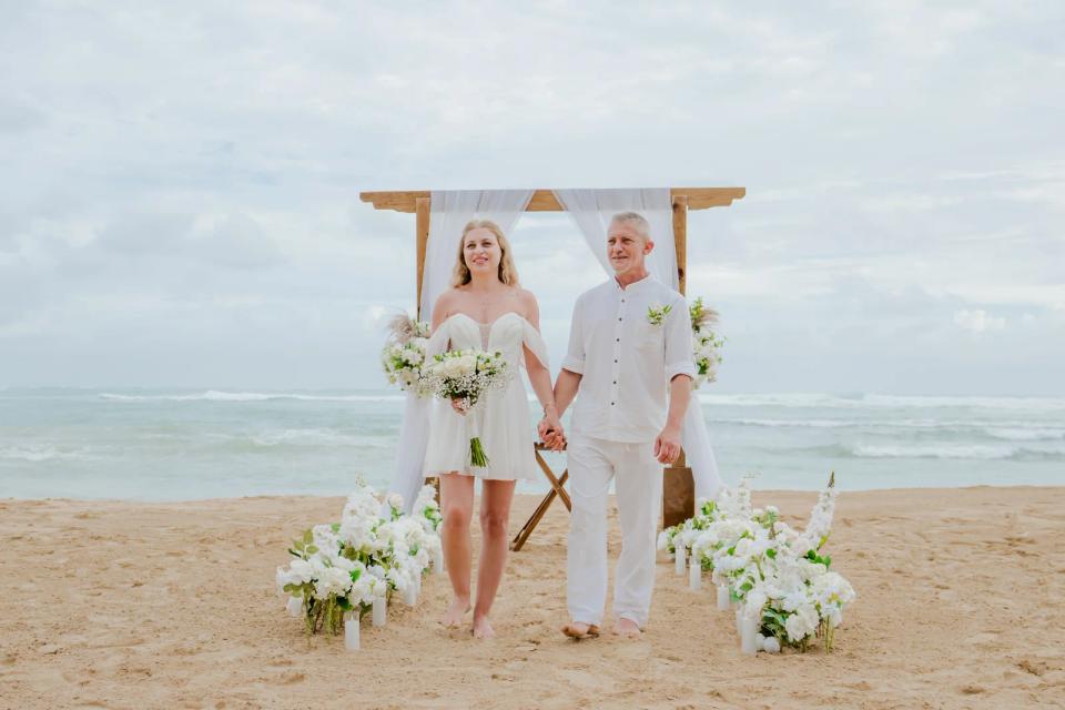 Couple main dans la main après une cérémonie d’elopement intime sur la plage à Punta Cana