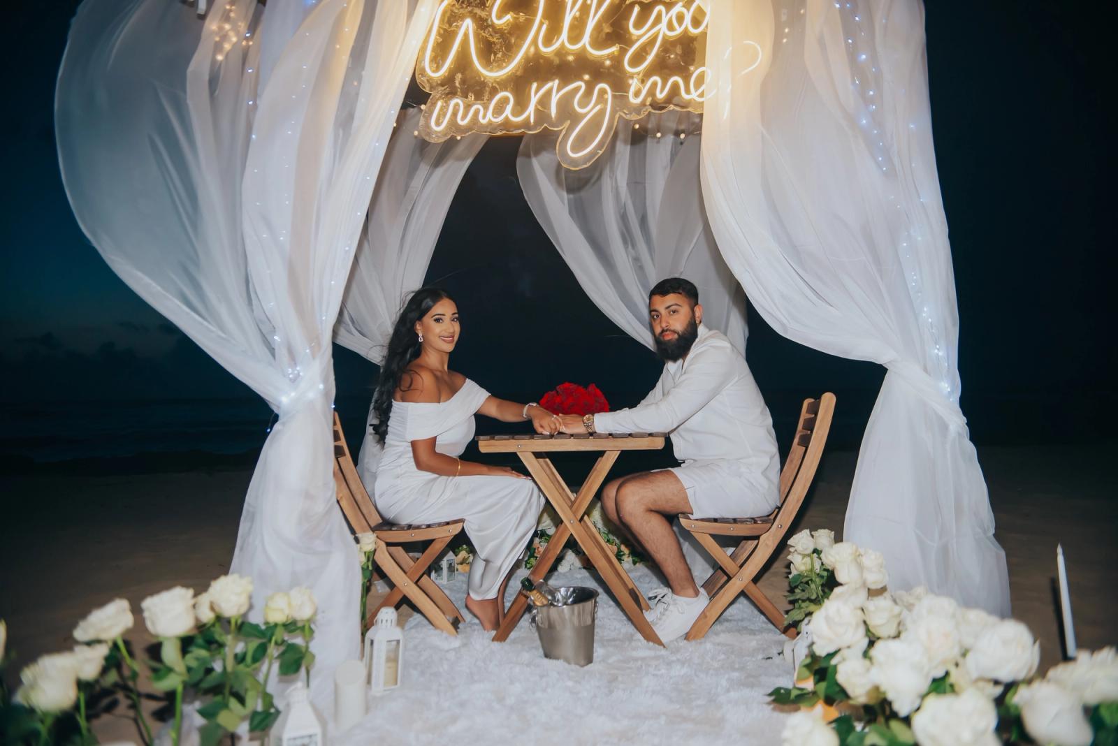 Un montaje en playa privada con letrero iluminado y pétalos de rosas: detalle del montaje 9, Uvero Alto, Punta Cana. Un montaje en playa privada con letrero iluminado y pétalos de rosas: detalle del montaje 9, Uvero Alto, Punta Cana.