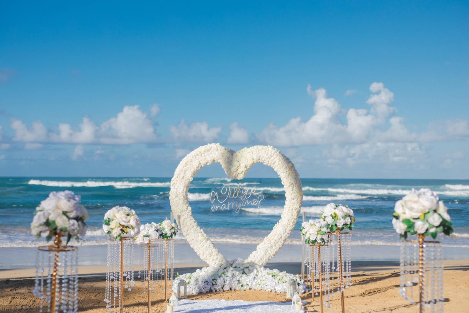 Amour by the Sea: detalhe da montagem 2 em uma praia privativa de Uvero Alto, Punta Cana. Amour by the Sea: detalhe da montagem 2 em uma praia privativa de Uvero Alto, Punta Cana.