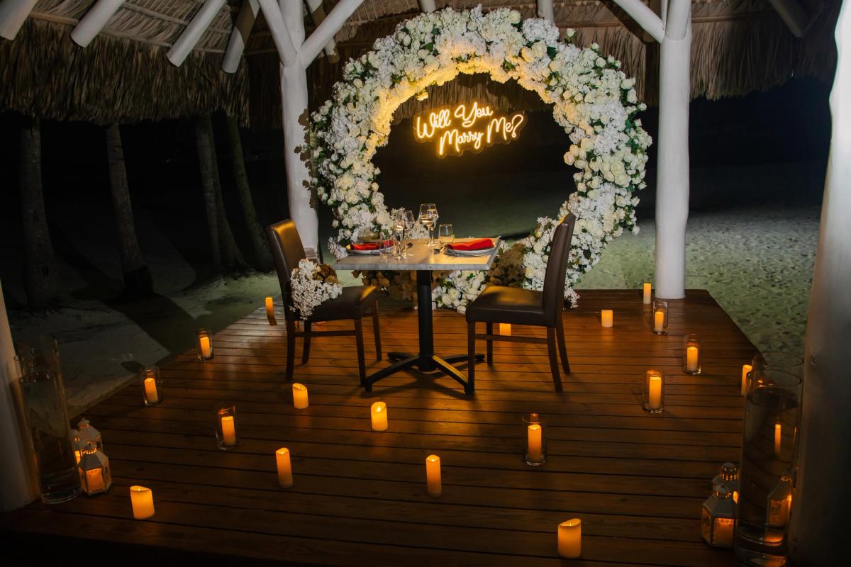 Romantic Dinner Marriage Proposal: decoração em destaque 1 em uma praia privativa de Uvero Alto, Punta Cana. Romantic Dinner Marriage Proposal: decoração em destaque 1 em uma praia privativa de Uvero Alto, Punta Cana.
