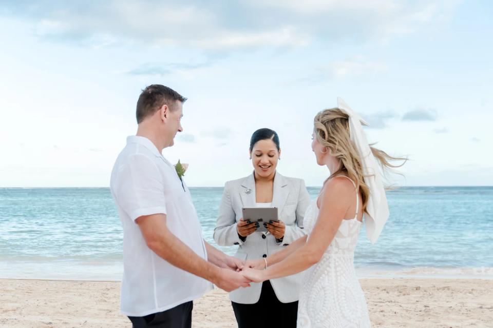 Officiant célébrant une cérémonie d’elopement intime au bord de la mer à Punta Cana