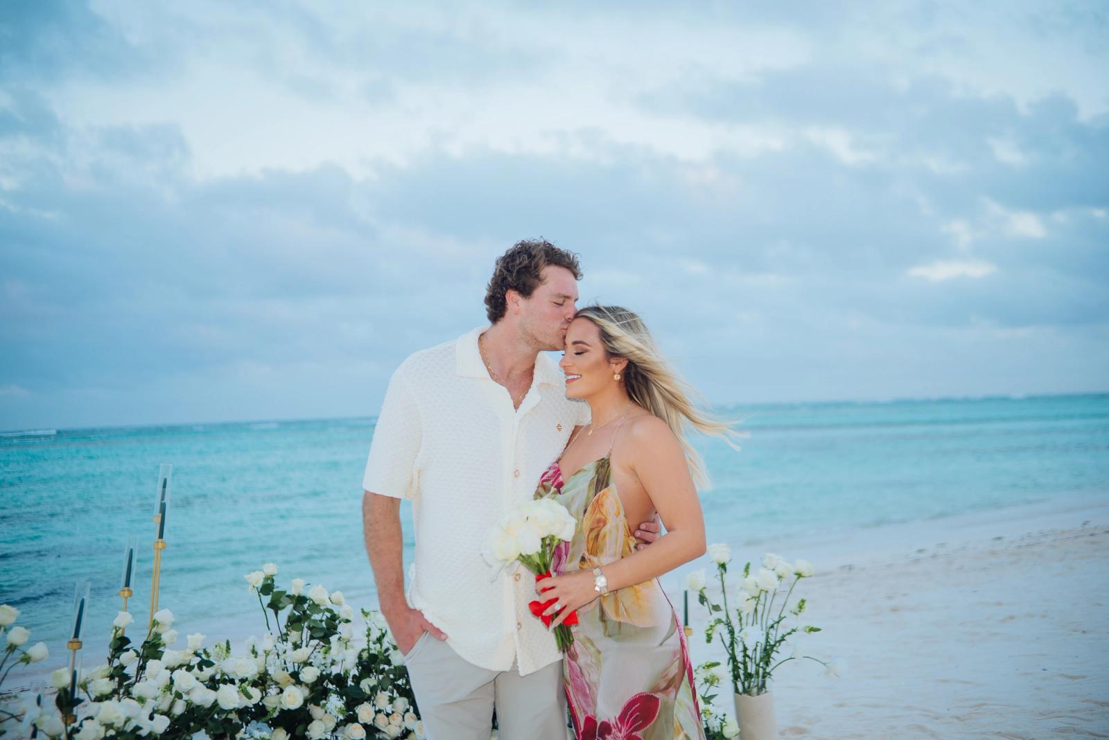 White Serenity: detalhe da montagem 20 em uma praia privativa de Uvero Alto, Punta Cana. White Serenity: detalhe da montagem 20 em uma praia privativa de Uvero Alto, Punta Cana.