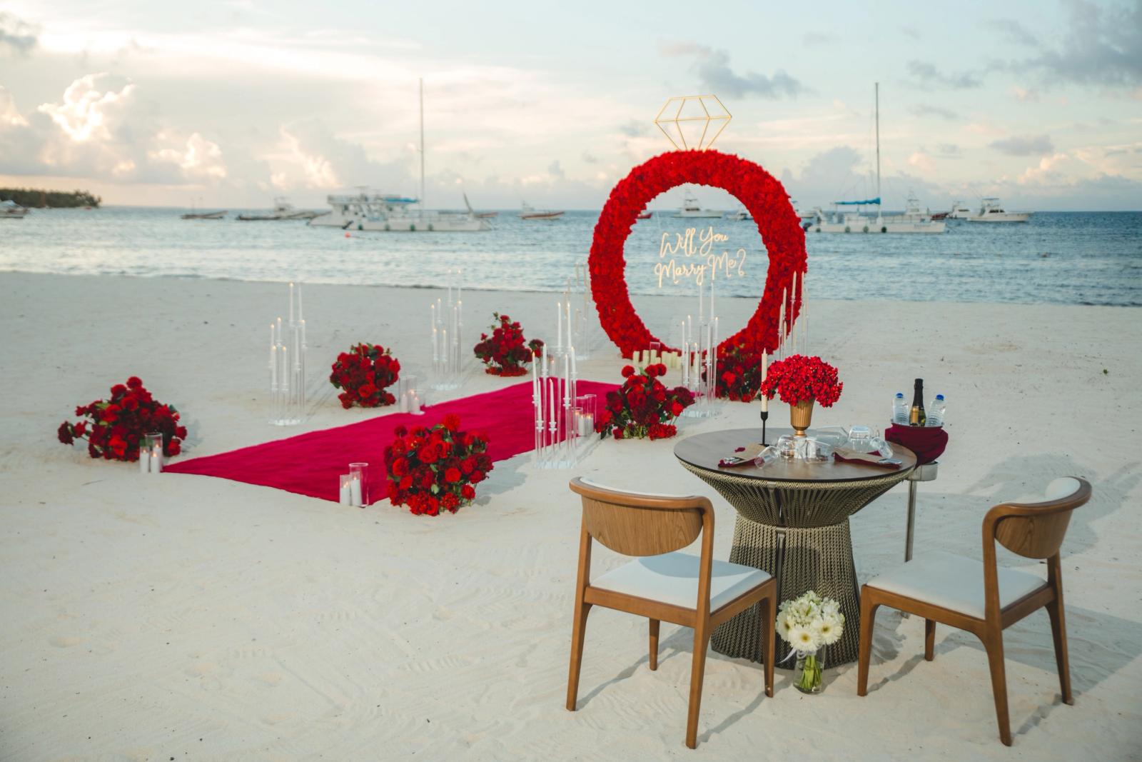 Endless Love: Red floral ring and optional dinner table overlooking the sea. Endless Love: Red floral ring and optional dinner table overlooking the sea.