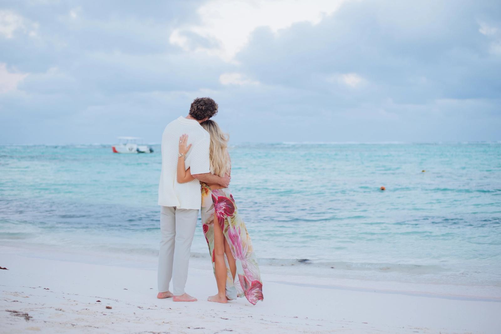 White Serenity: detalhe da montagem 9 em uma praia privativa de Uvero Alto, Punta Cana. White Serenity: detalhe da montagem 9 em uma praia privativa de Uvero Alto, Punta Cana.