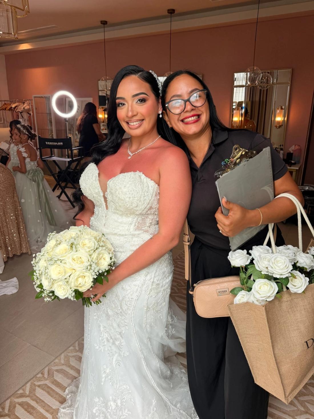 Wedding planner Grecia Mejía with a bride on her wedding day in Punta Cana