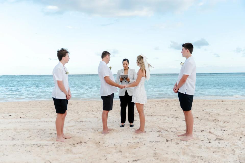 Famille assistant à une cérémonie d’elopement intime sur une plage paisible de Punta Cana