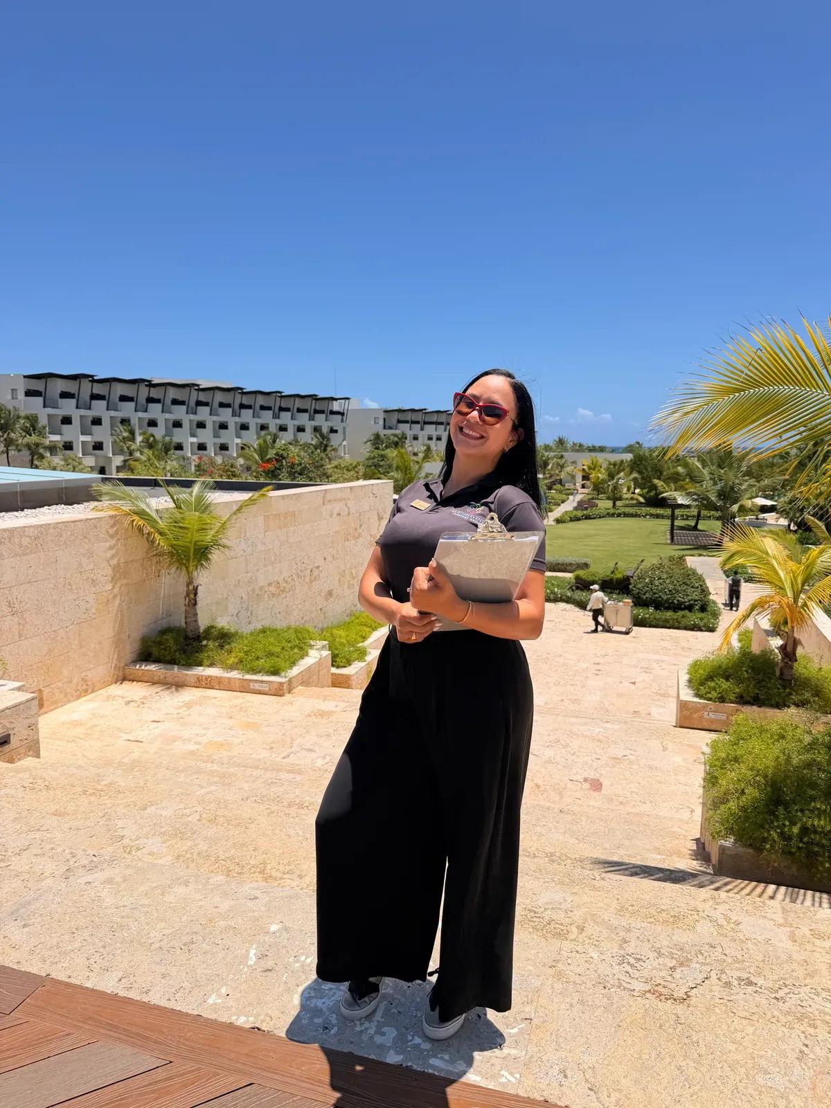 Grecia Mejía coordonnant les préparatifs de mariage dans un resort