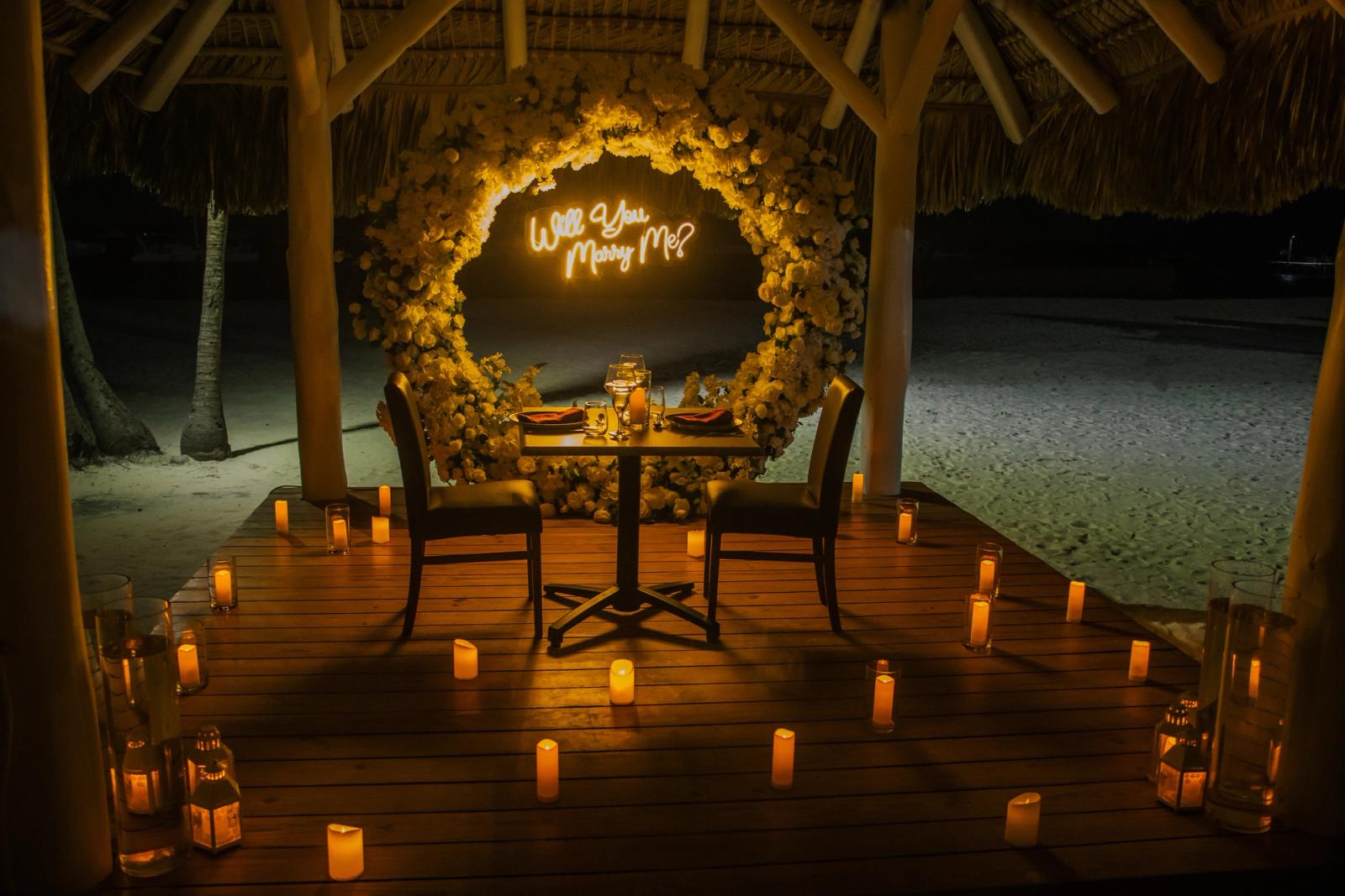 Romantic Dinner Marriage Proposal: detalhe da montagem 9 em uma praia privativa de Uvero Alto, Punta Cana. Romantic Dinner Marriage Proposal: detalhe da montagem 9 em uma praia privativa de Uvero Alto, Punta Cana.