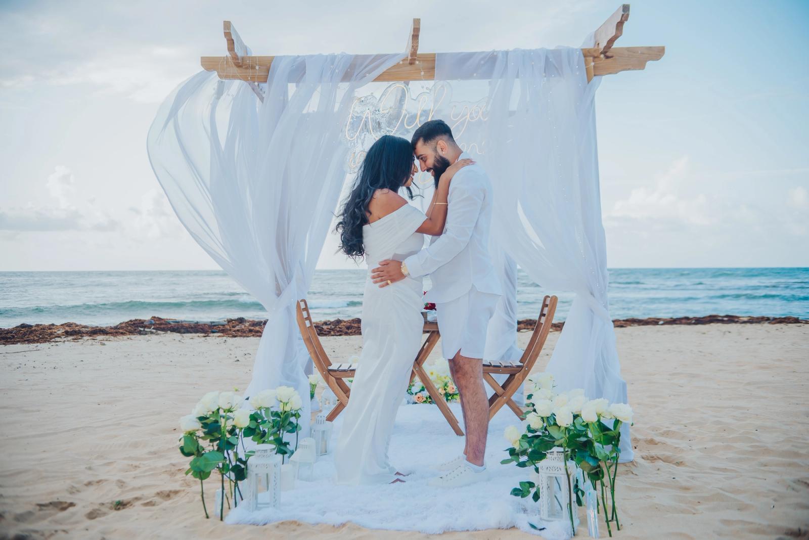 Palmeras, pétalos de rosa y amor en el aire: detalle del montaje 16, Uvero Alto, Punta Cana. Palmeras, pétalos de rosa y amor en el aire: detalle del montaje 16, Uvero Alto, Punta Cana.