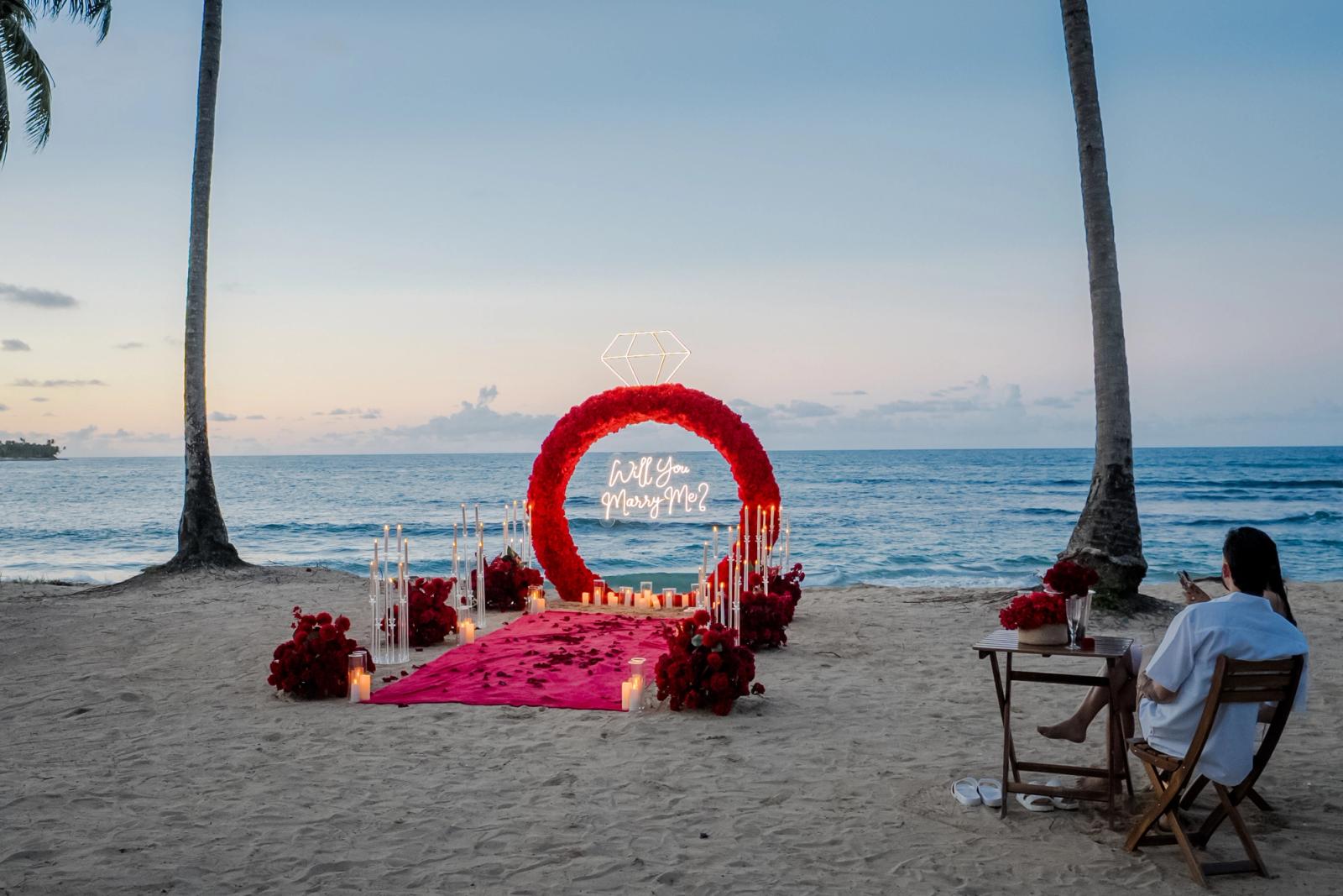 Endless Love: Wide beach view of the red ring and optional dinner setting. Endless Love: Wide beach view of the red ring and optional dinner setting.