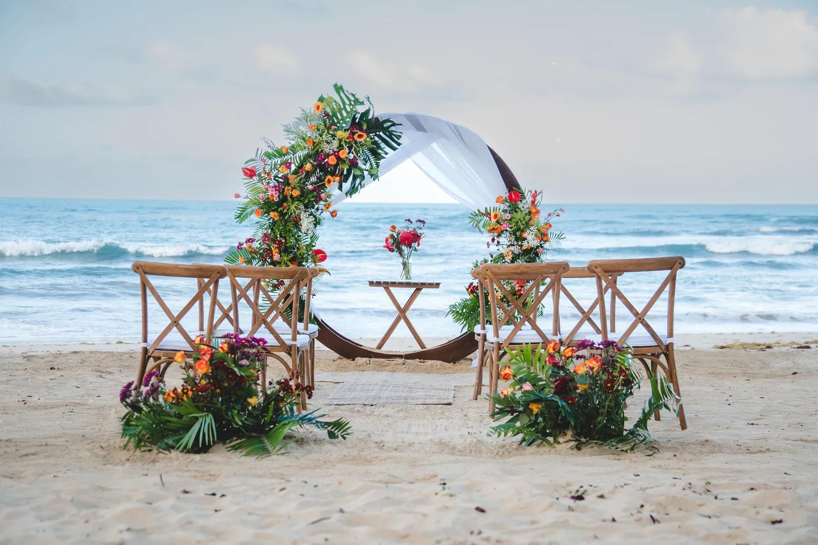 Croissant Floral de l’Île, décoration d’elopement à Punta Cana par Sertuin Events