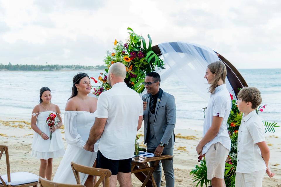 Famille réunie autour du couple lors d’une cérémonie d’elopement sur une plage de Punta Cana