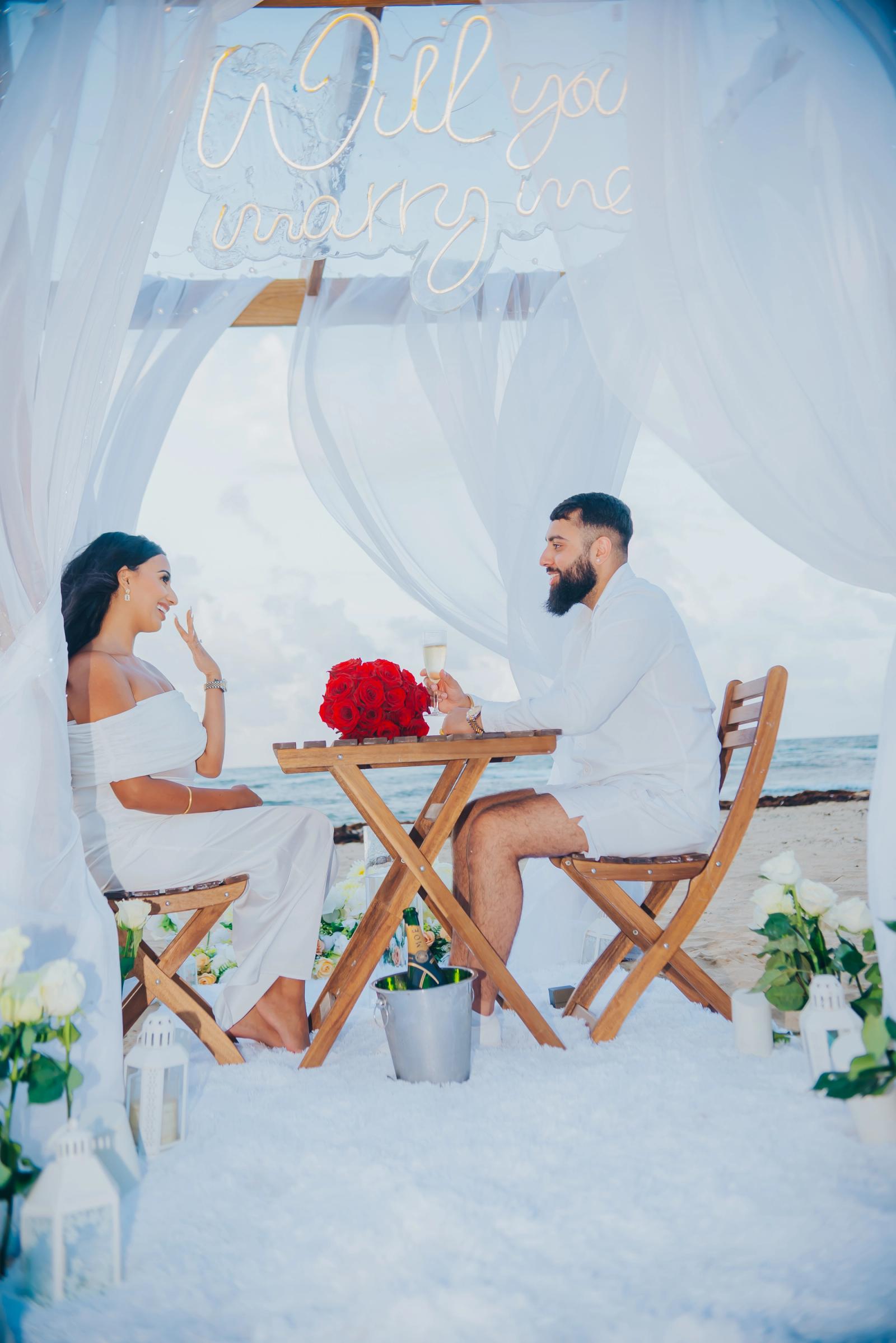 Su historia de amor queda sellada con una propuesta escrita en la arena de Punta Cana: detalle del montaje 3, Uvero Alto, Punta Cana. Su historia de amor queda sellada con una propuesta escrita en la arena de Punta Cana: detalle del montaje 3, Uvero Alto, Punta Cana.